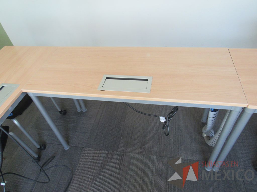 Lote 005 - 5 Mesas de trabajo con base metálica y cubierta con orificio para cables - Imagen 4
