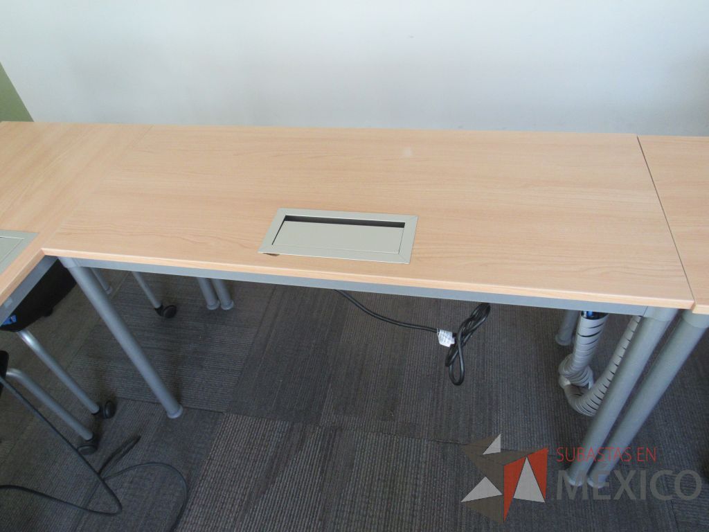 Lote 005 - 5 Mesas de trabajo con base metálica y cubierta con orificio para cables - Imagen 5