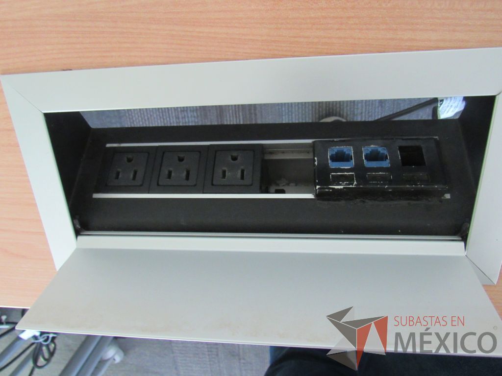 Lote 005 - 5 Mesas de trabajo con base metálica y cubierta con orificio para cables - Imagen 6