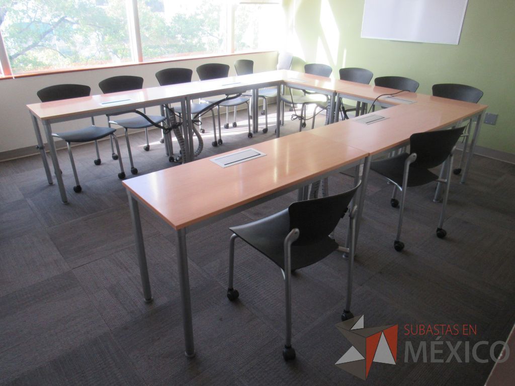 Lote 005 - 5 Mesas de trabajo con base metálica y cubierta con orificio para cables - Imagen 7
