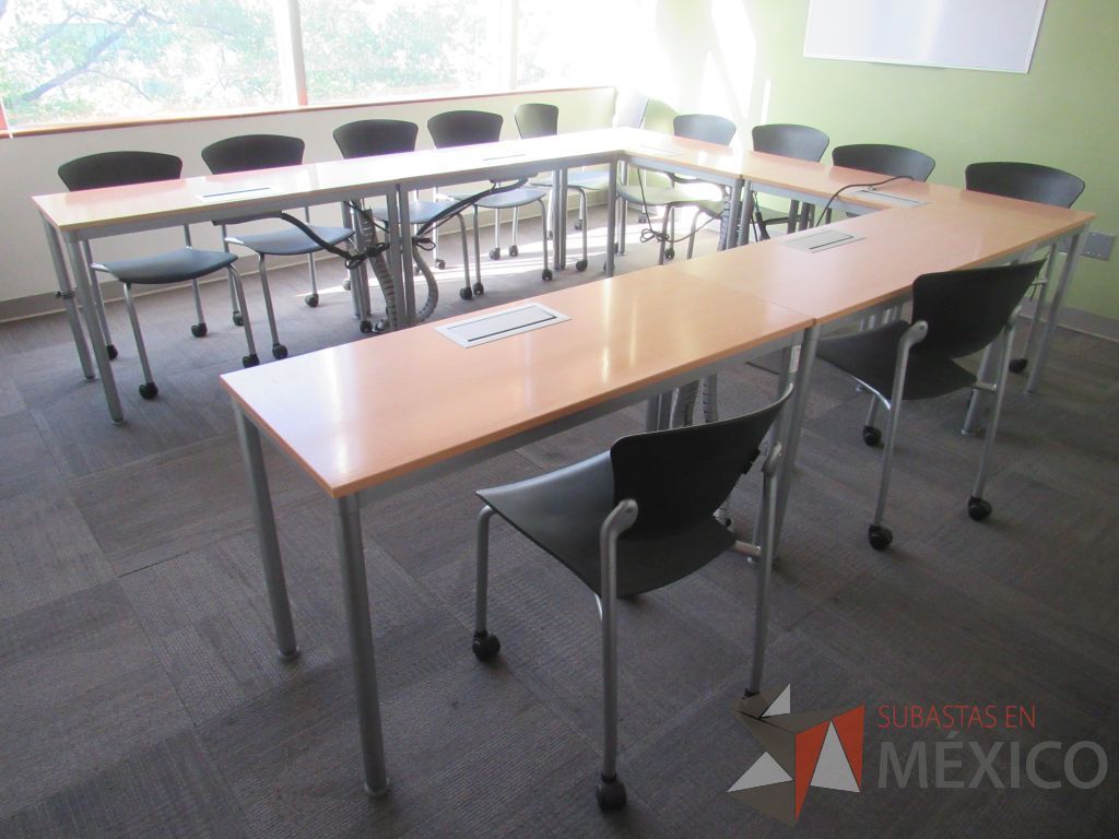 Lote 005 - 5 Mesas de trabajo con base metálica y cubierta con orificio para cables - Imagen 11