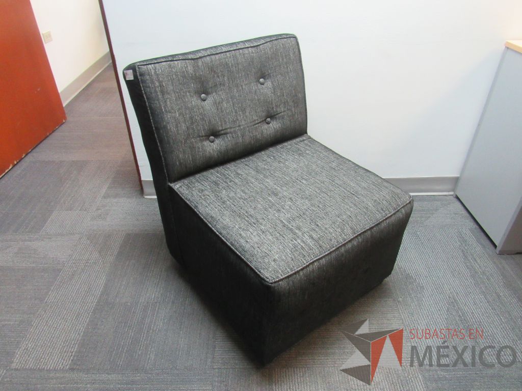 Lote 034 - Sillón de 1 plaza con asiento y respaldo en tela color gris - Imagen 2