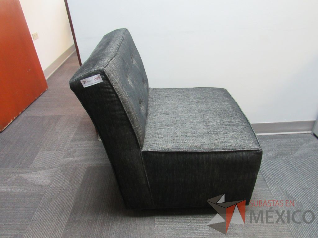 Lote 034 - Sillón de 1 plaza con asiento y respaldo en tela color gris - Imagen 3
