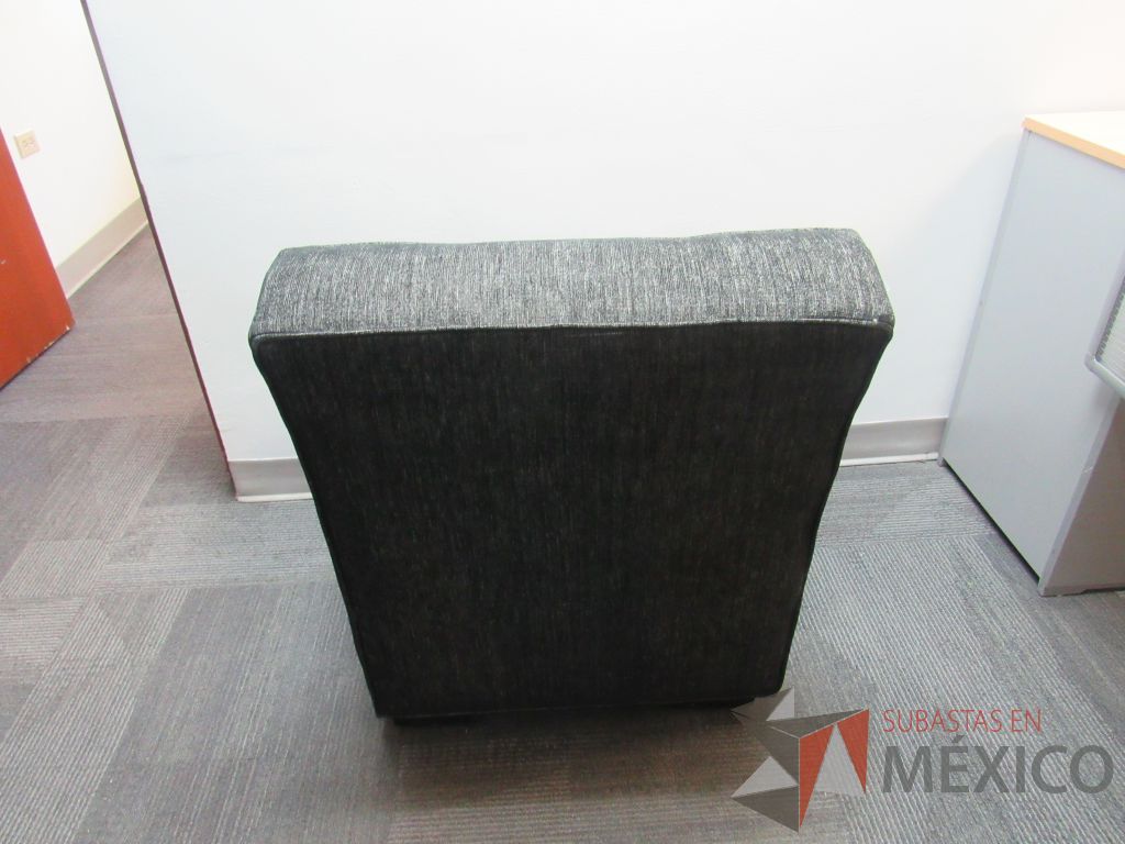 Lote 034 - Sillón de 1 plaza con asiento y respaldo en tela color gris - Imagen 4