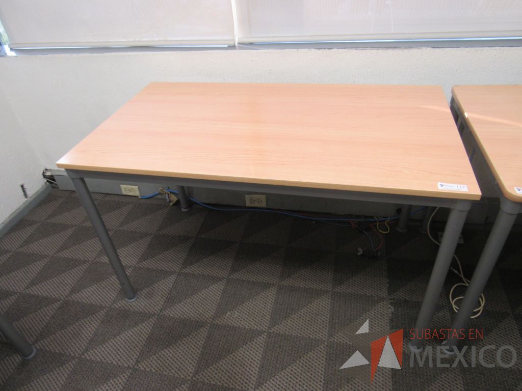 Lote 132a - Mesa de trabajo rectangulares con base metálica y cubierta color madera