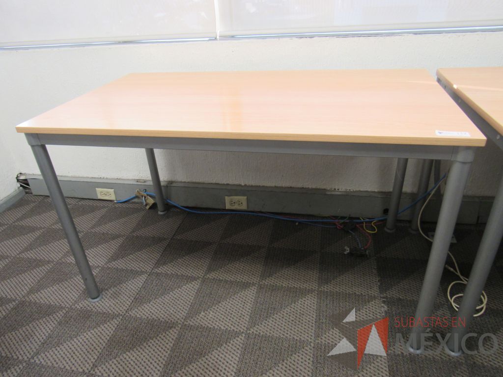 Lote 132a - Mesa de trabajo rectangulares con base metálica y cubierta color madera - Imagen 2