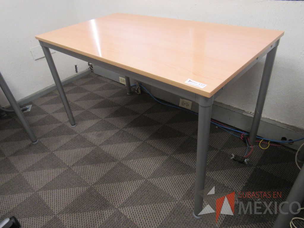Lote 132a - Mesa de trabajo rectangulares con base metálica y cubierta color madera - Imagen 3