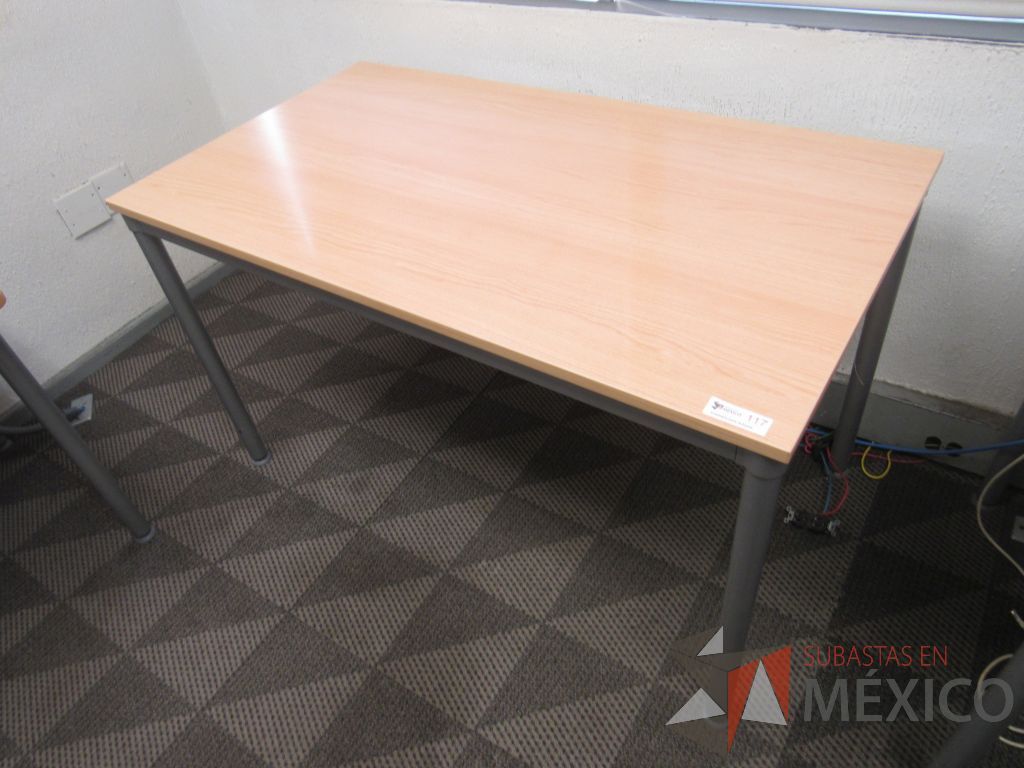 Lote 132a - Mesa de trabajo rectangulares con base metálica y cubierta color madera - Imagen 4