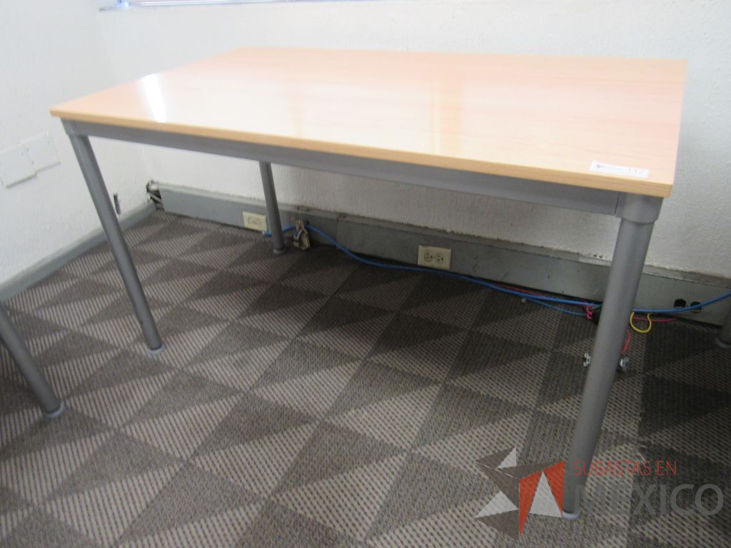 Lote 132a - Mesa de trabajo rectangulares con base metálica y cubierta color madera - Imagen 5