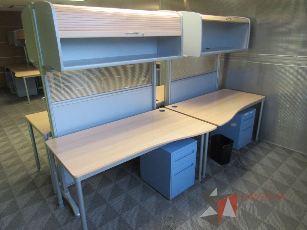 Lote 187 - Estación de trabajo para 4 personas con 4 gavetas, 6 repisas y 4 archiveros verticales de 2 cajones color azul - Imagen 2