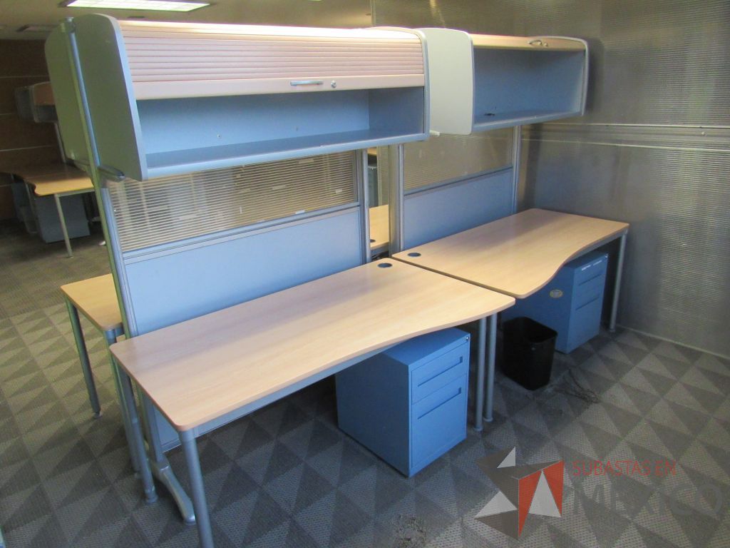 Lote 187 - Estación de trabajo para 4 personas con 4 gavetas, 6 repisas y 4 archiveros verticales de 2 cajones color azul - Imagen 3