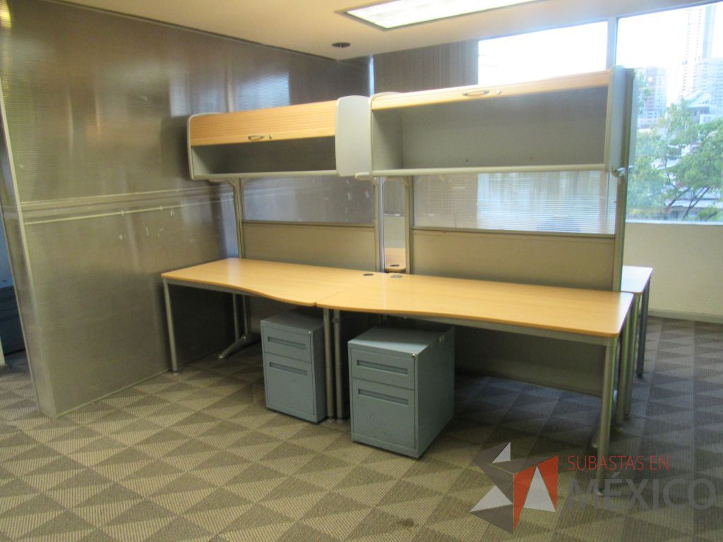 Lote 187 - Estación de trabajo para 4 personas con 4 gavetas, 6 repisas y 4 archiveros verticales de 2 cajones color azul