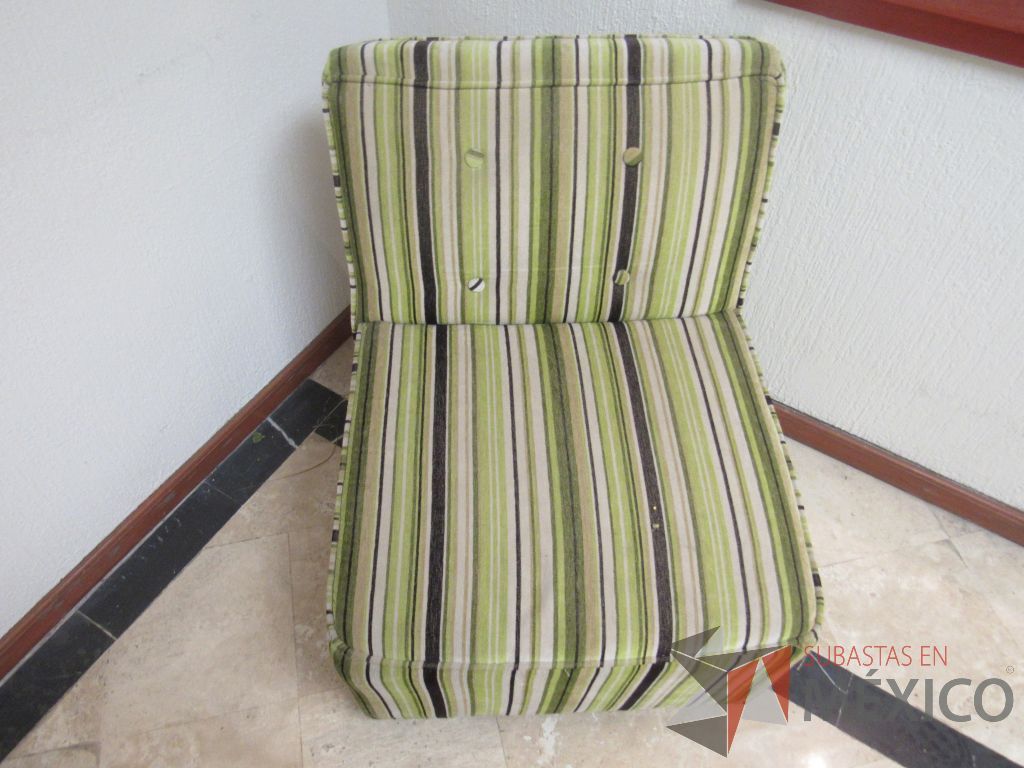 Lote 138b - Sillón de 1 plaza con asiento y respaldo en tela rayada color verde
