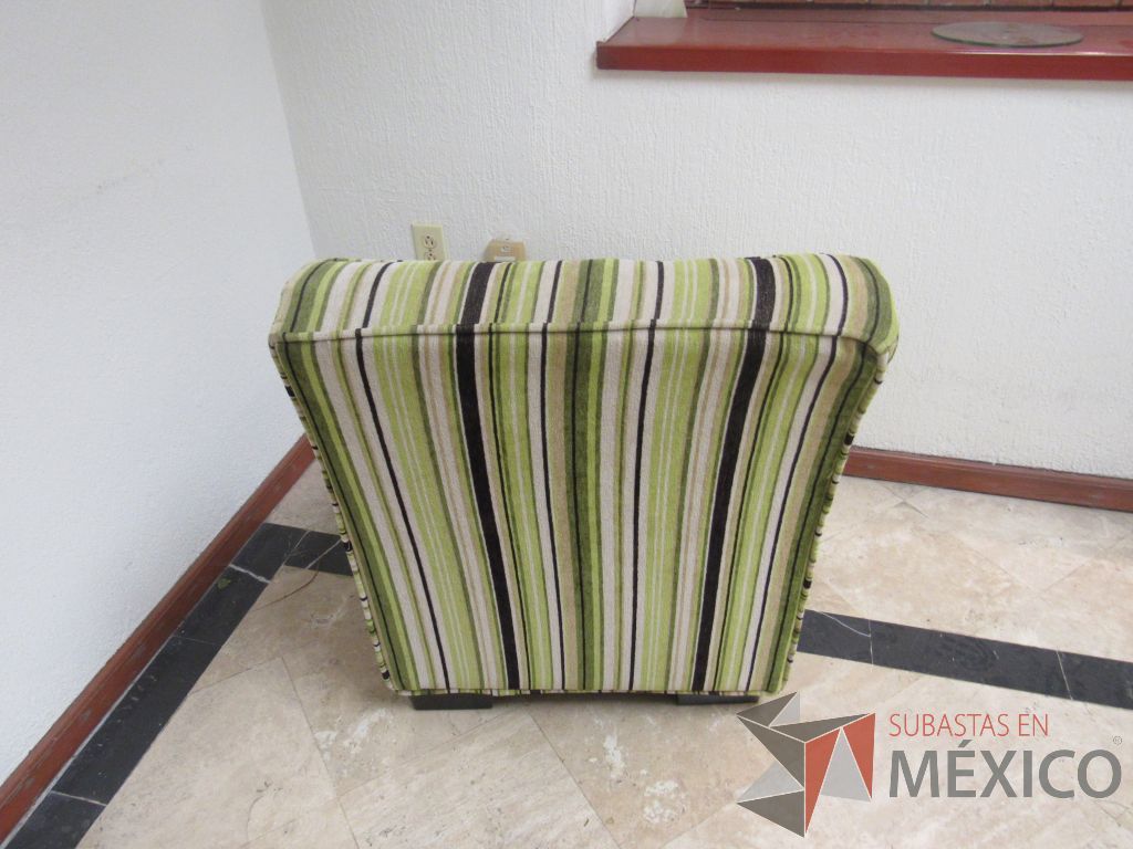 Lote 138b - Sillón de 1 plaza con asiento y respaldo en tela rayada color verde - Imagen 4