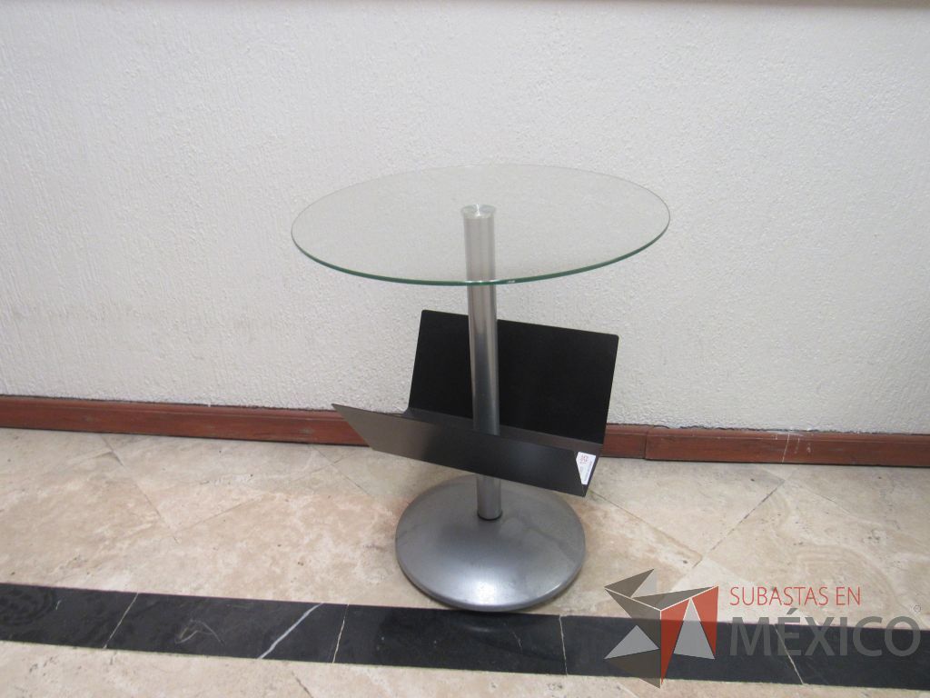 Lote 139 - Mesa de apoyo con cubierta circular de vidrio, base metálica y revistero - Imagen 2