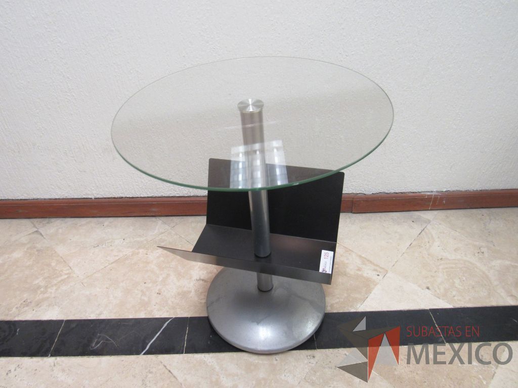 Lote 043 - Mesa de apoyo con cubierta circular de vidrio, base metálica y revistero - Imagen 4