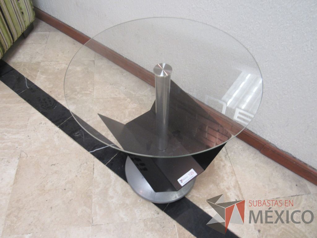Lote 043 - Mesa de apoyo con cubierta circular de vidrio, base metálica y revistero - Imagen 5