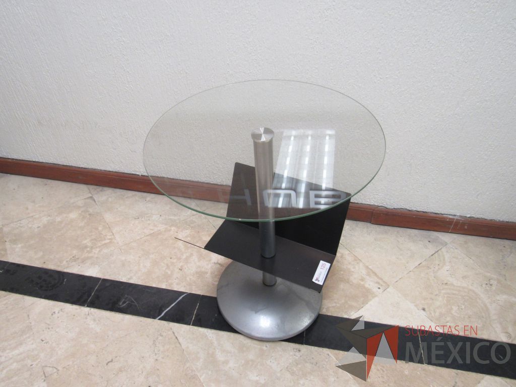 Lote 139 - Mesa de apoyo con cubierta circular de vidrio, base metálica y revistero - Imagen 5