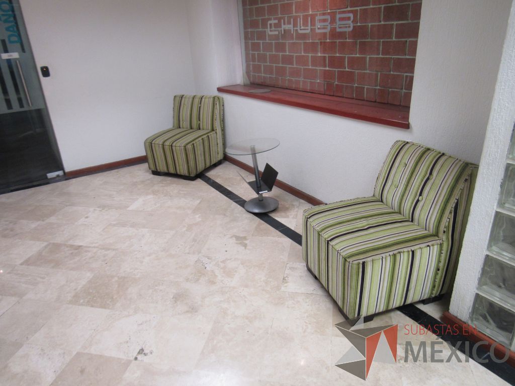 Lote 139 - Mesa de apoyo con cubierta circular de vidrio, base metálica y revistero - Imagen 6
