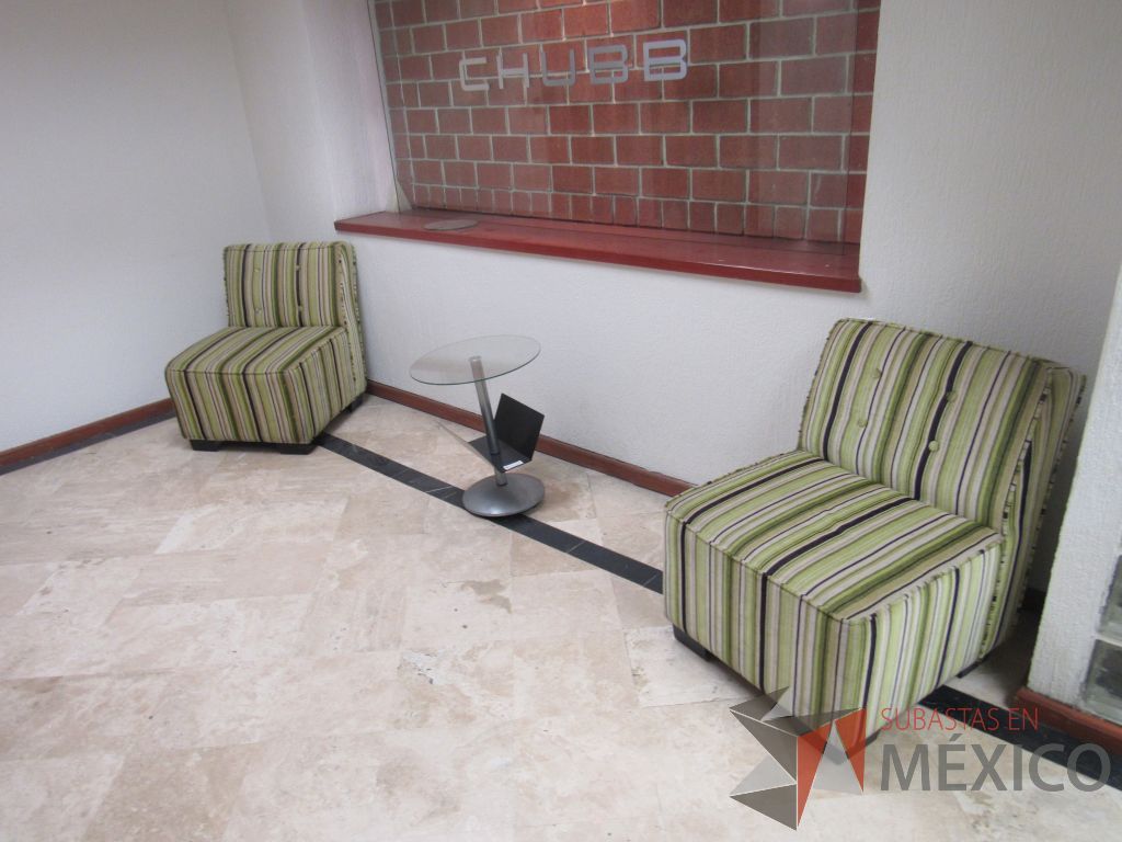 Lote 139 - Mesa de apoyo con cubierta circular de vidrio, base metálica y revistero - Imagen 7