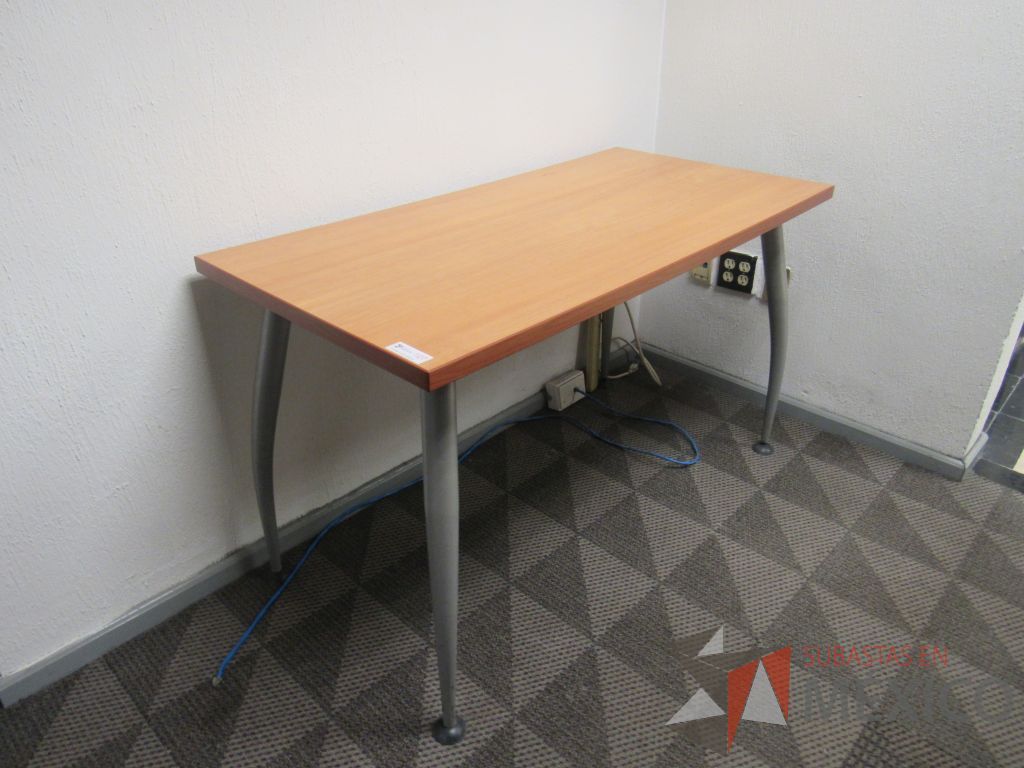 Lote 140 - Mesa de trabajo con 4 patas metálicas y cubierta color café - Imagen 2
