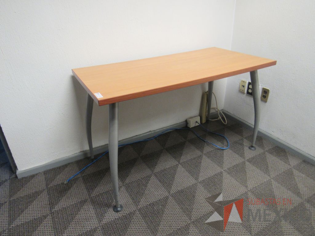 Lote 140 - Mesa de trabajo con 4 patas metálicas y cubierta color café - Imagen 3