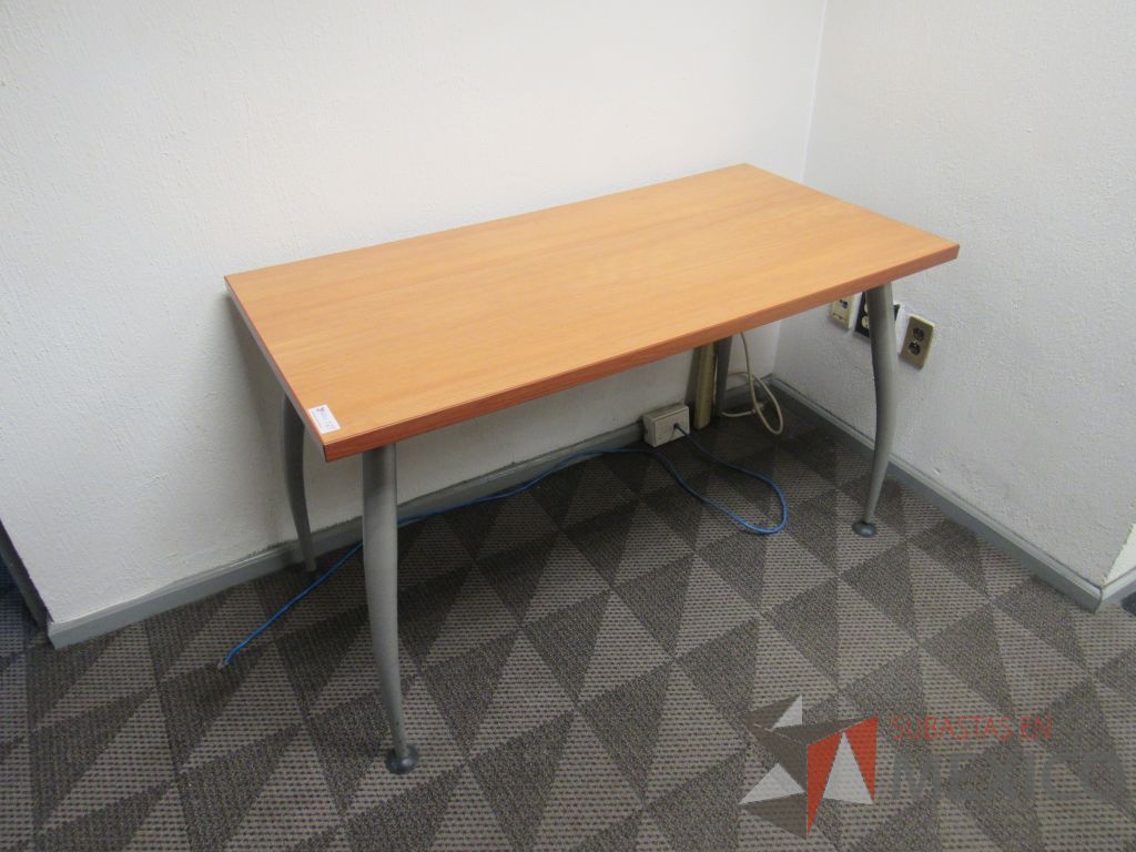 Lote 140 - Mesa de trabajo con 4 patas metálicas y cubierta color café