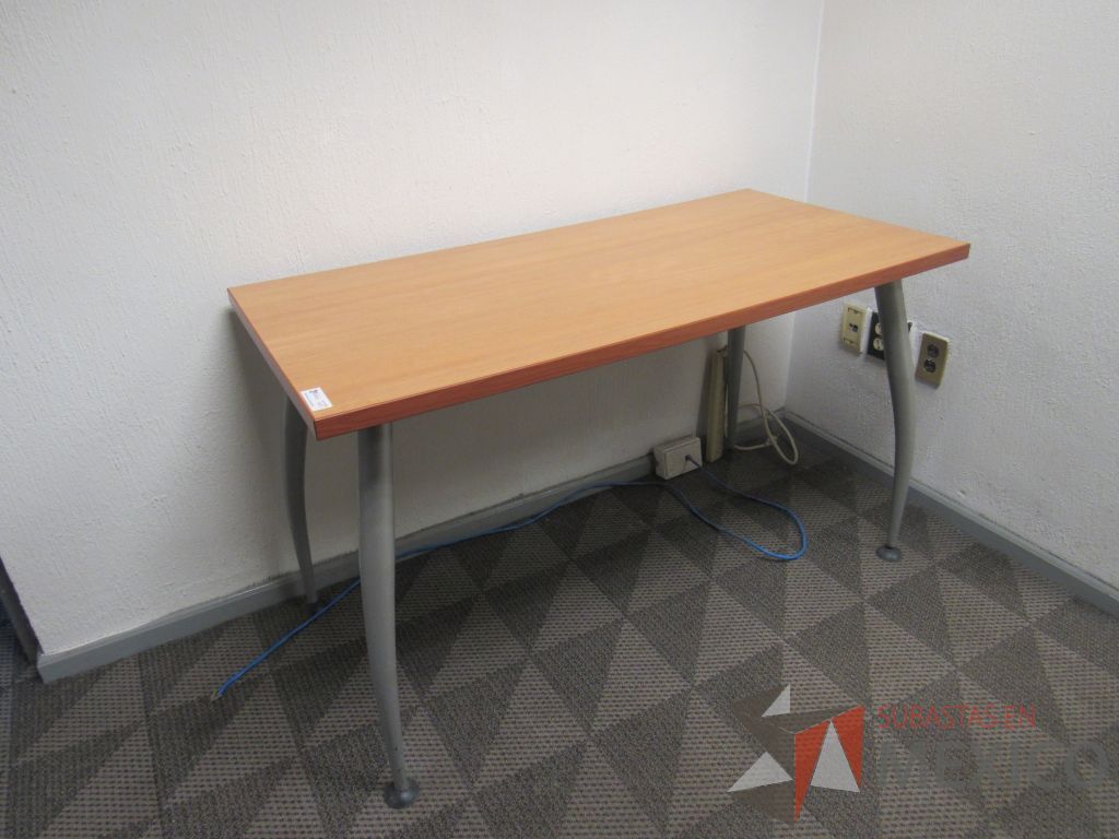 Lote 140 - Mesa de trabajo con 4 patas metálicas y cubierta color café - Imagen 4