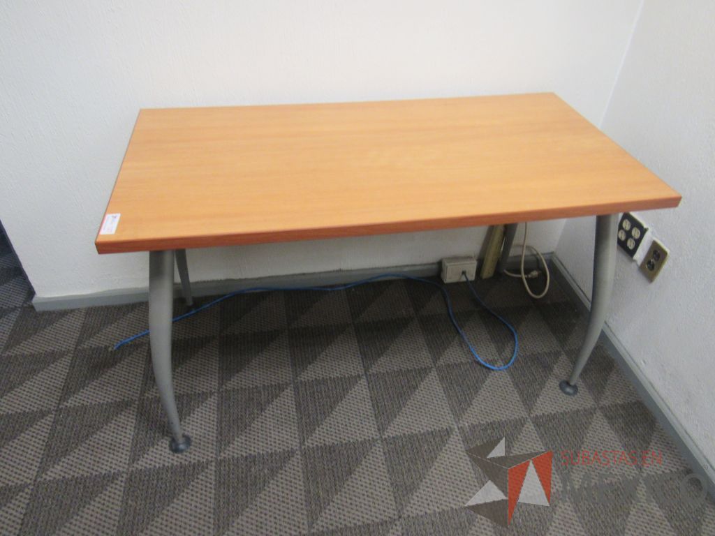 Lote 140 - Mesa de trabajo con 4 patas metálicas y cubierta color café - Imagen 5