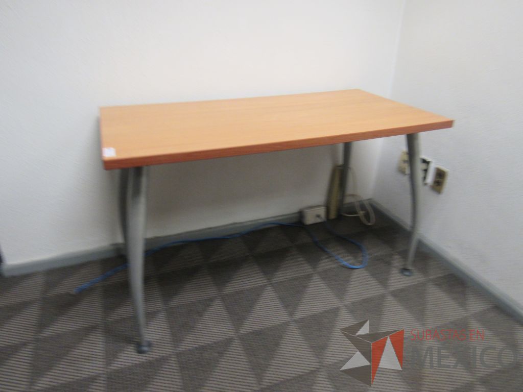 Lote 140 - Mesa de trabajo con 4 patas metálicas y cubierta color café - Imagen 6
