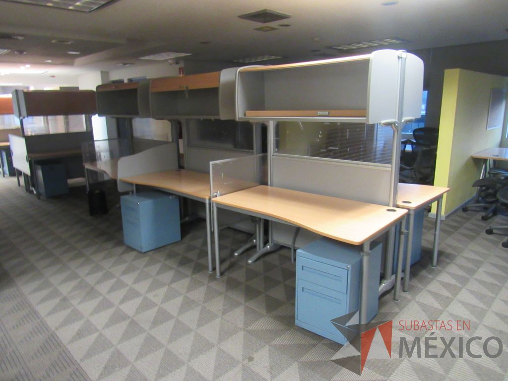 Lote 008 - Estación de trabajo para 6 personas con 6 gavetas y 6 archiveros de 2 cajones color azul - Imagen 2