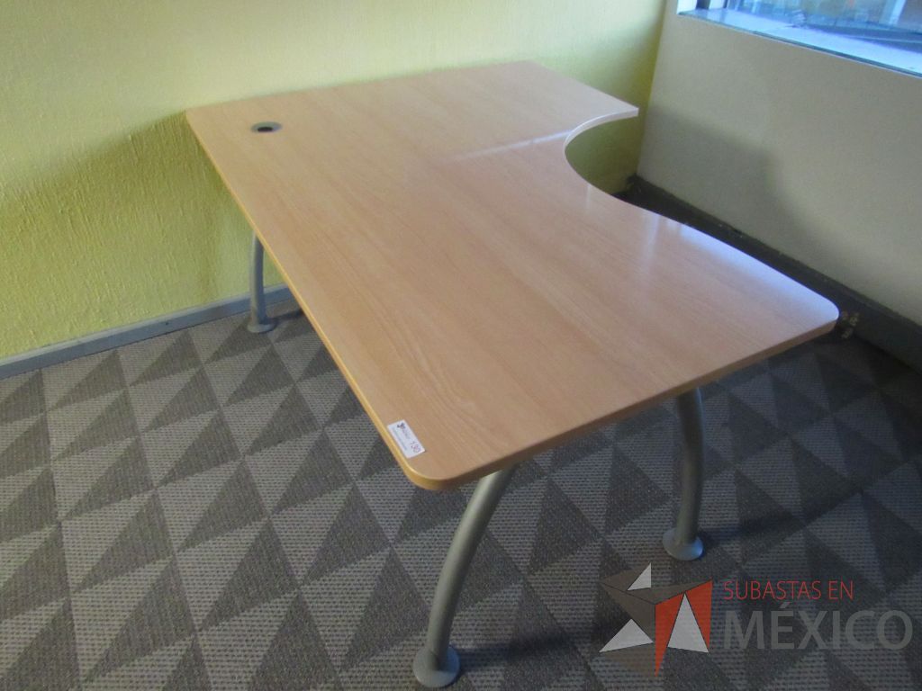 Lote 141 - Escritorio en escuadra con base metálica y cubierta con orificio para cables - Imagen 4