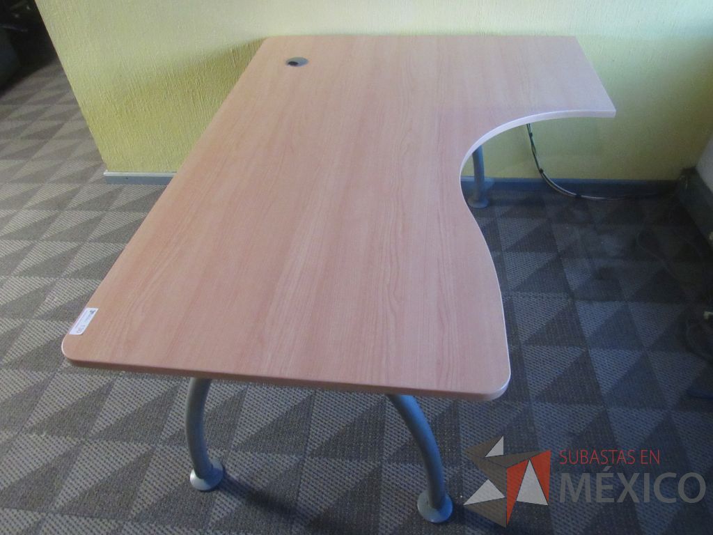 Lote 141 - Escritorio en escuadra con base metálica y cubierta con orificio para cables - Imagen 5
