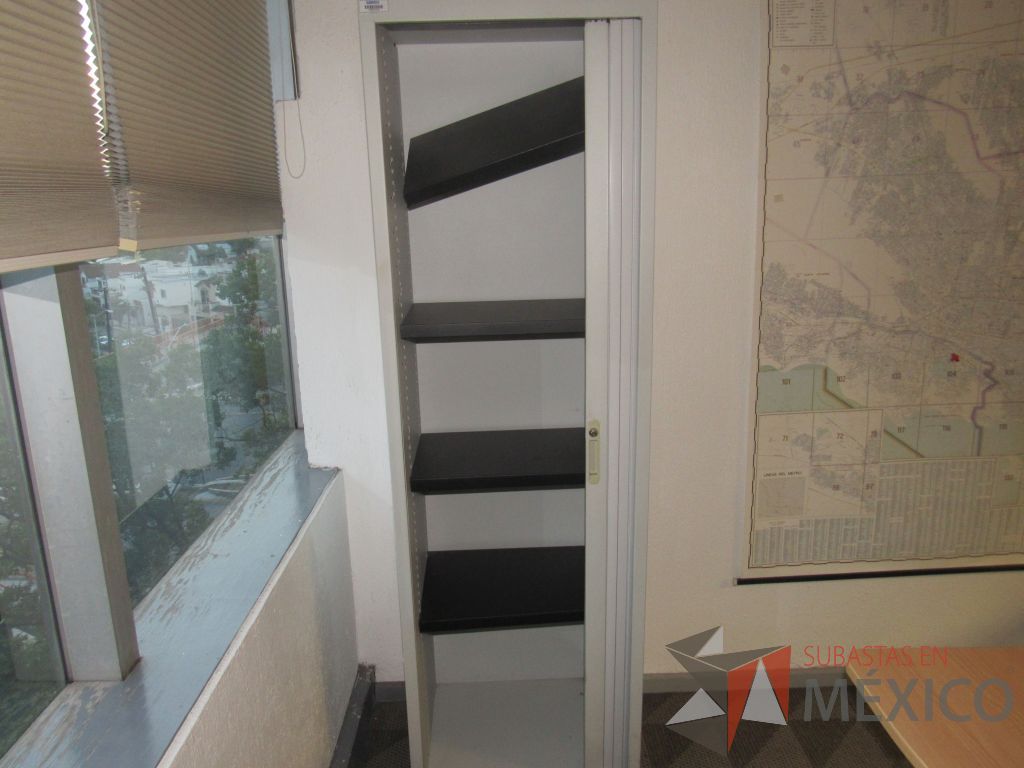 Lote 009 - Gabinete metálico alto con 1 puerta corrediza y 4 entrepaños
