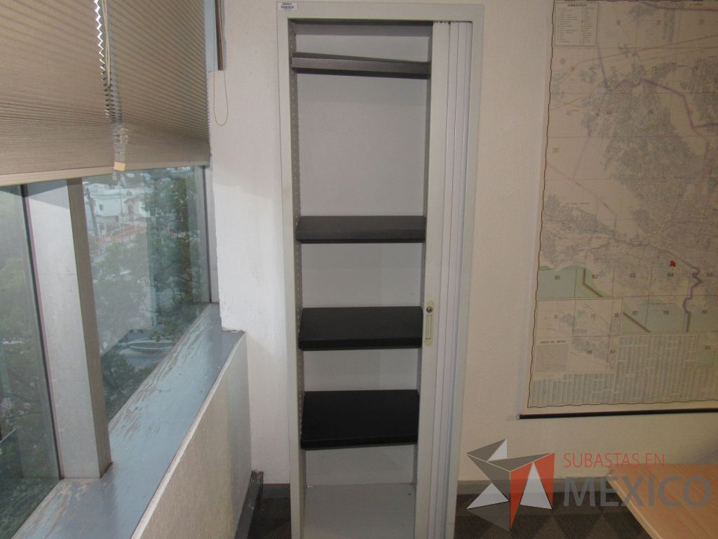 Lote 009 - Gabinete metálico alto con 1 puerta corrediza y 4 entrepaños - Imagen 2