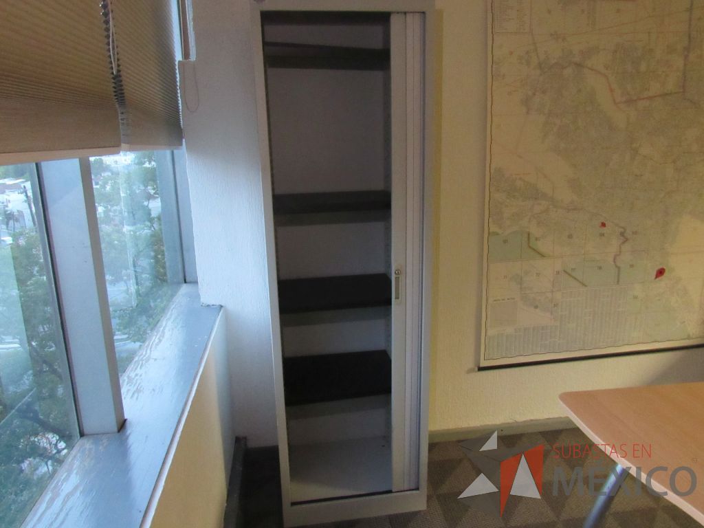 Lote 142 - Gabinete metálico alto con 1 puerta corrediza y 4 entrepaños - Imagen 4