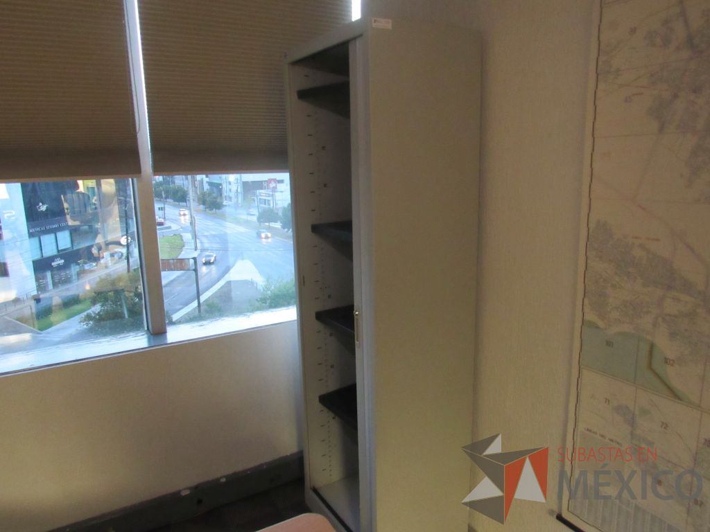 Lote 009 - Gabinete metálico alto con 1 puerta corrediza y 4 entrepaños - Imagen 5