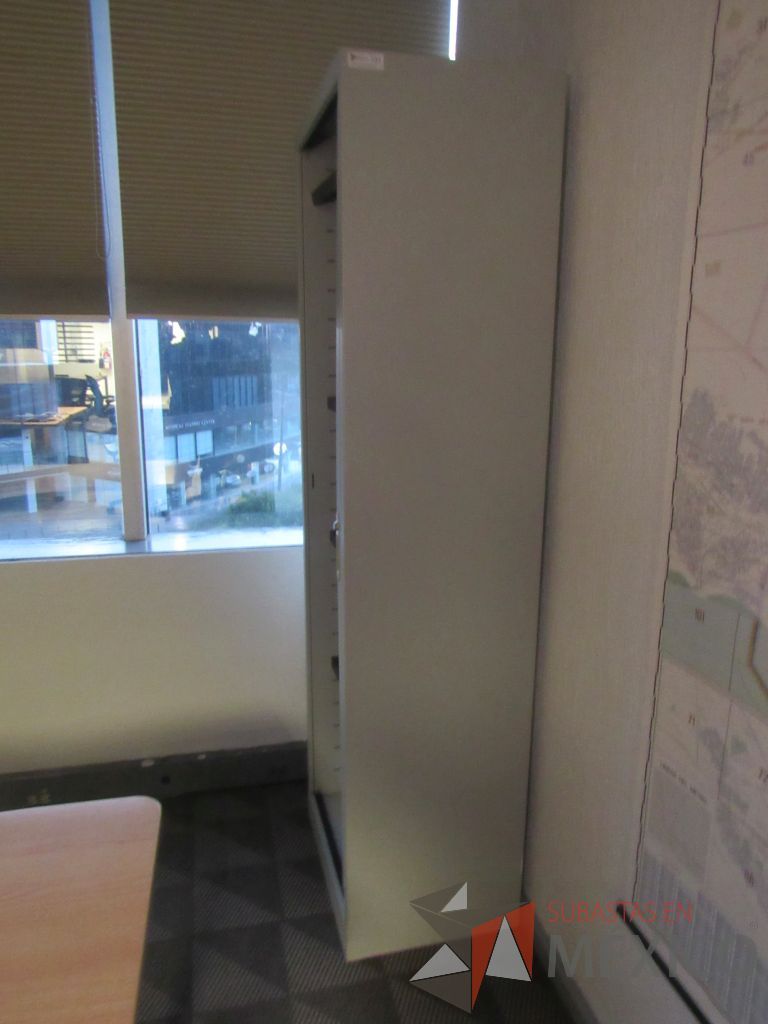 Lote 142 - Gabinete metálico alto con 1 puerta corrediza y 4 entrepaños - Imagen 6