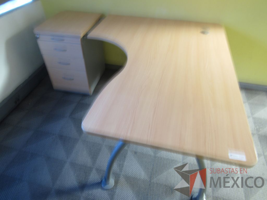 Lote 143 - Escritorio en escuadra con base metálica, cubierta con orificio para cables y archivero vertical de 4 cajones - Imagen 2
