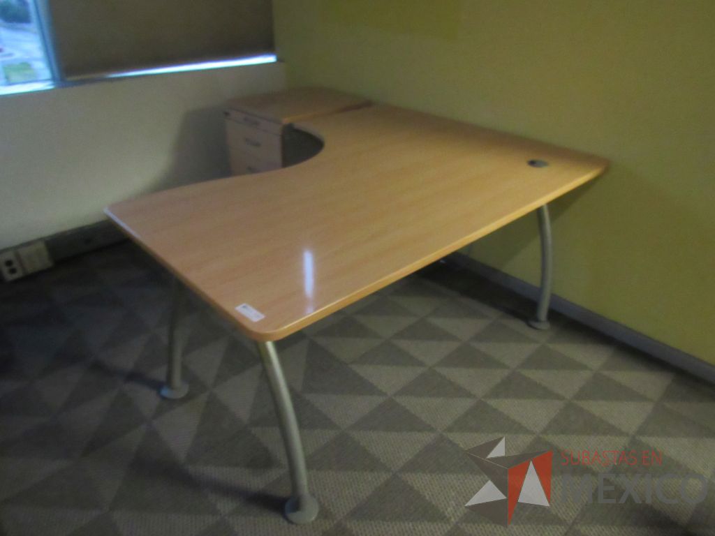 Lote 048 - Escritorio en escuadra con base metálica, cubierta con orificio para cables y archivero vertical de 4 cajones - Imagen 3