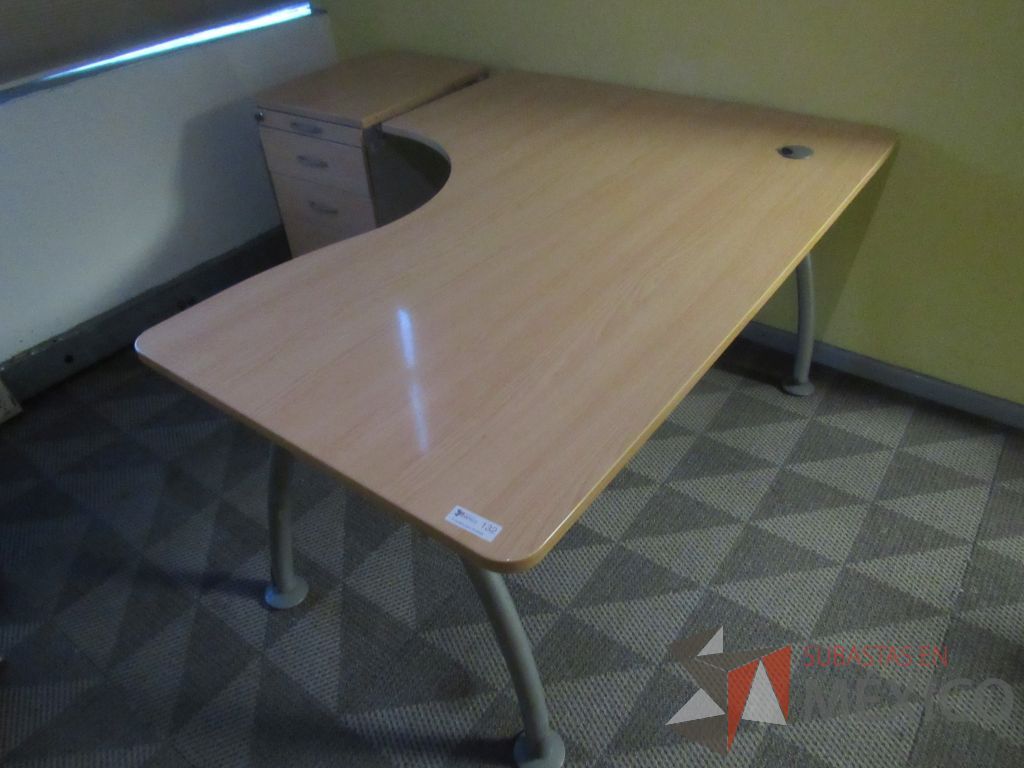 Lote 048 - Escritorio en escuadra con base metálica, cubierta con orificio para cables y archivero vertical de 4 cajones - Imagen 4