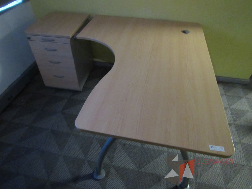 Lote 143 - Escritorio en escuadra con base metálica, cubierta con orificio para cables y archivero vertical de 4 cajones - Imagen 5