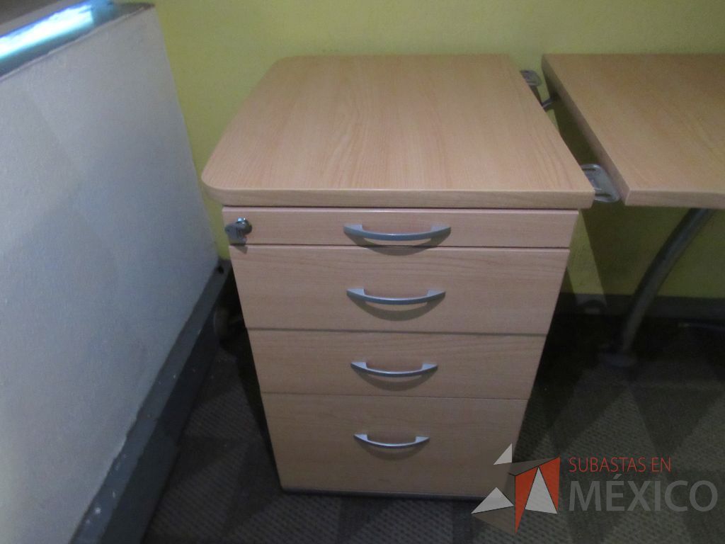 Lote 143 - Escritorio en escuadra con base metálica, cubierta con orificio para cables y archivero vertical de 4 cajones - Imagen 6