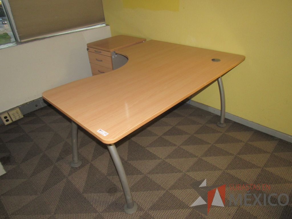 Lote 143 - Escritorio en escuadra con base metálica, cubierta con orificio para cables y archivero vertical de 4 cajones