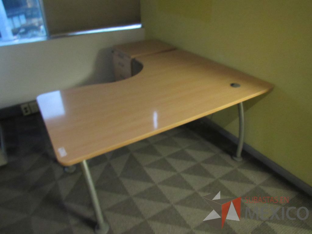 Lote 048 - Escritorio en escuadra con base metálica, cubierta con orificio para cables y archivero vertical de 4 cajones - Imagen 7