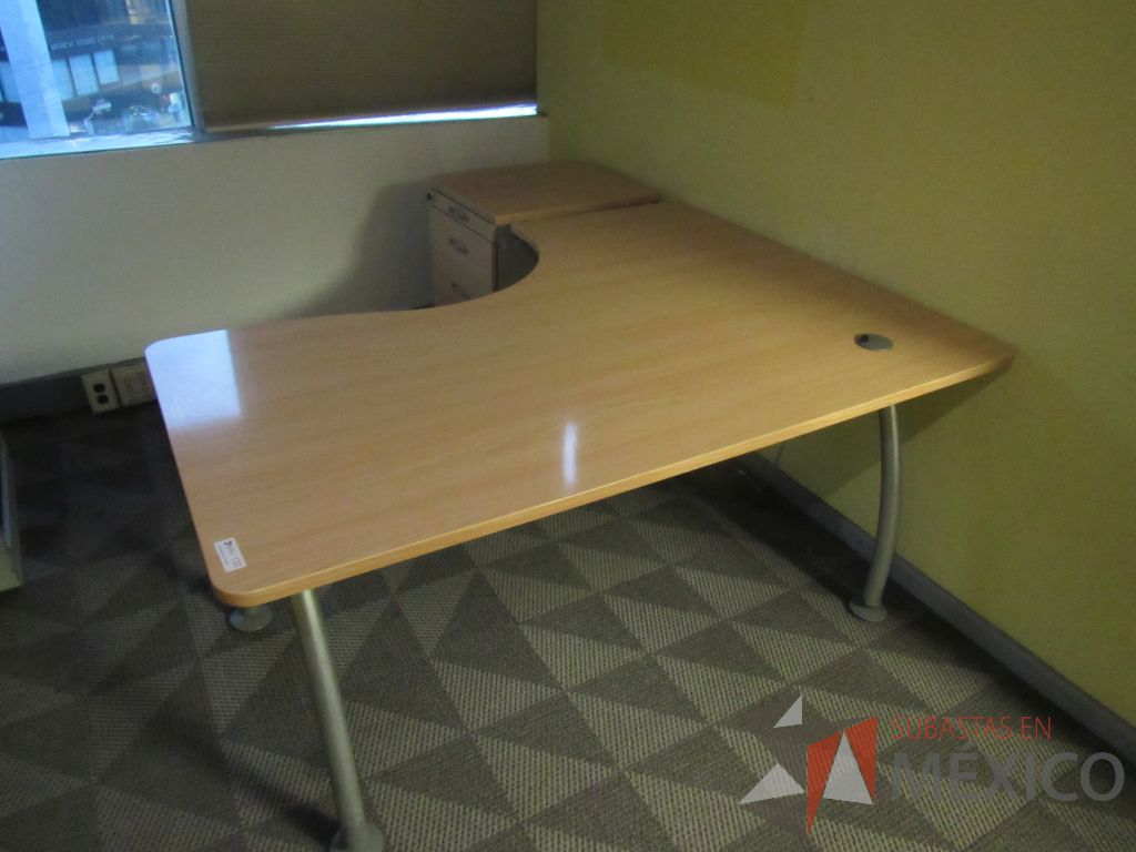 Lote 048 - Escritorio en escuadra con base metálica, cubierta con orificio para cables y archivero vertical de 4 cajones - Imagen 8