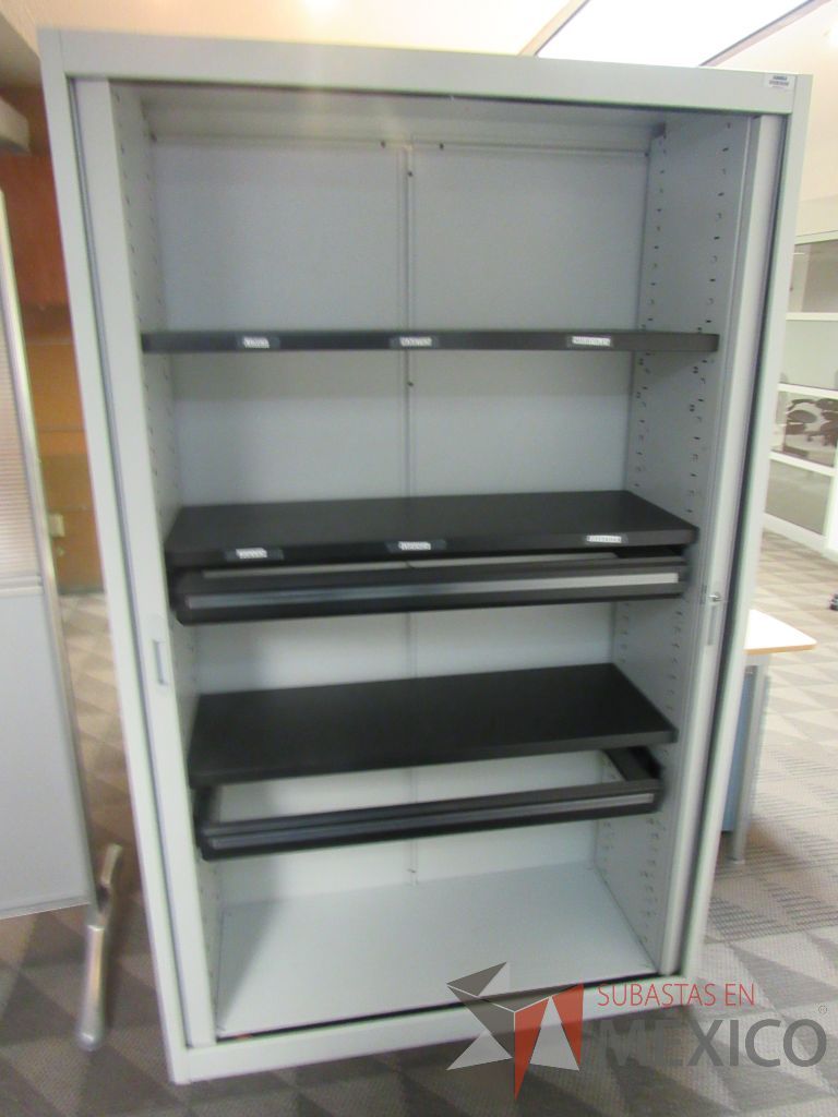 Lote 050 - Gabinete metálico alto con 2 puertas corredizas y 4 entrepaños - Imagen 4