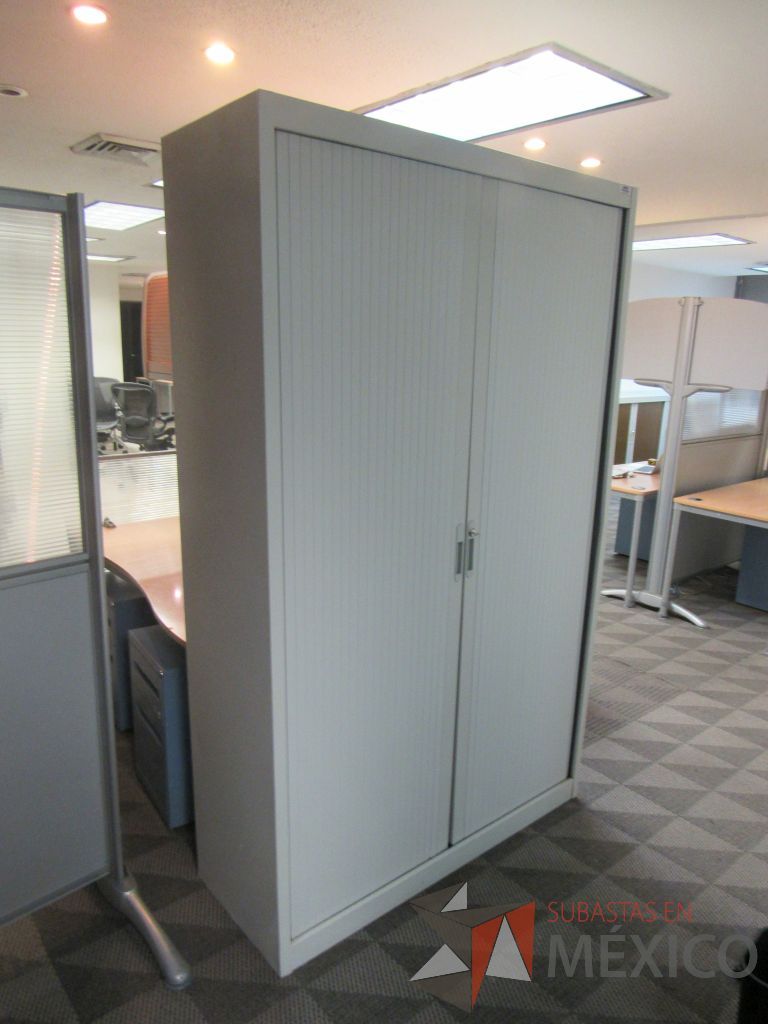 Lote 050 - Gabinete metálico alto con 2 puertas corredizas y 4 entrepaños - Imagen 5