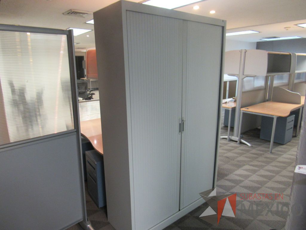 Lote 050 - Gabinete metálico alto con 2 puertas corredizas y 4 entrepaños - Imagen 6