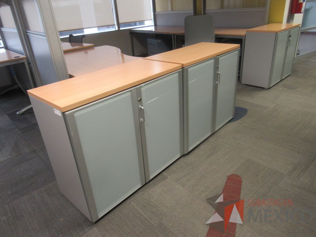 Lote 147 - 3 Gabinetes con 2 puertas, 1 entrepaño y cubierta color madera